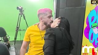 Adriano beijando a Monica Lima na frente do corno no Pagode da Ofensa