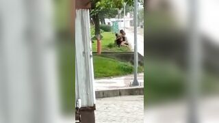 Casal flagrado transando no banco da praça em público