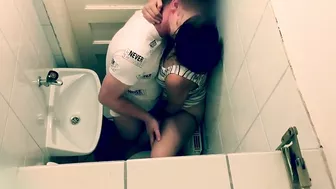 Pareja se filtró follando en el baño del restaurante