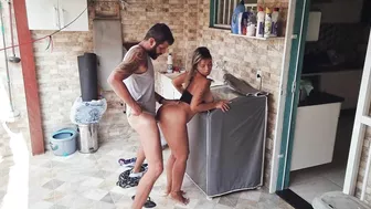 Câmera escondida flagou casada na varanda dando pro vizinho