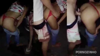 Esposa novinha dando a buceta para outro no mato