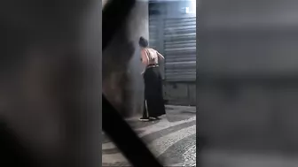 Mujeres pilladas orinando en la calle