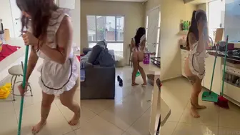 Jovencita Nerd Limpia Casa