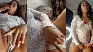 Latina gostosa se masturba com vibrador